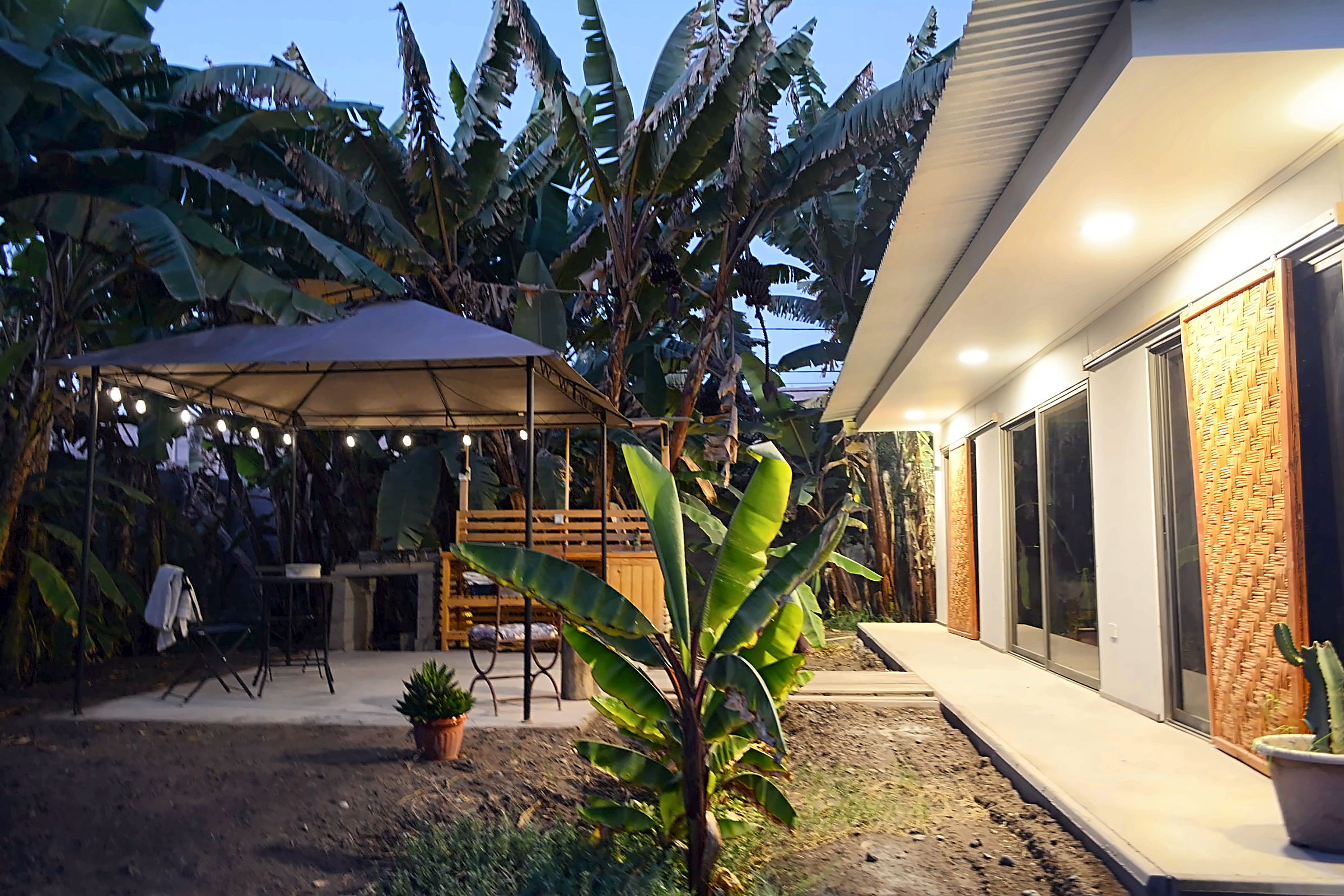 Gazebo iluminado con guirnaldas al atardecer