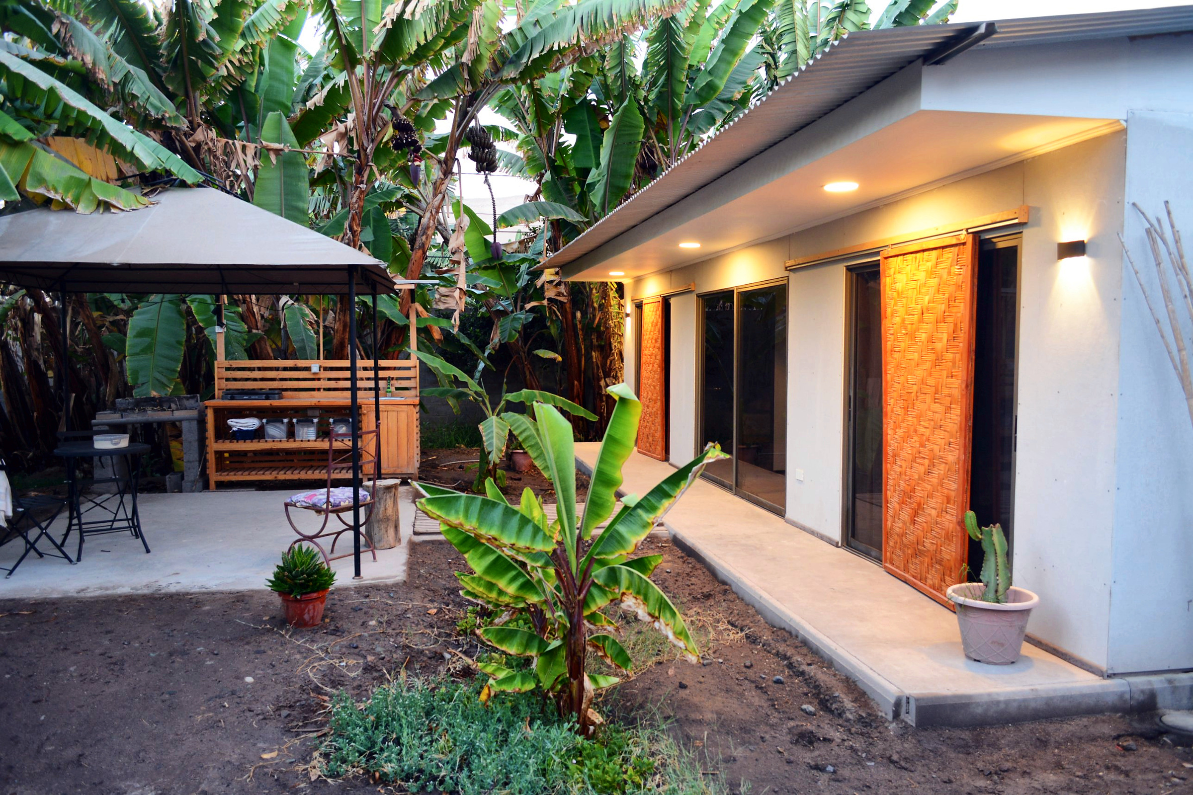 Fachada y cocina exterior al atardecer